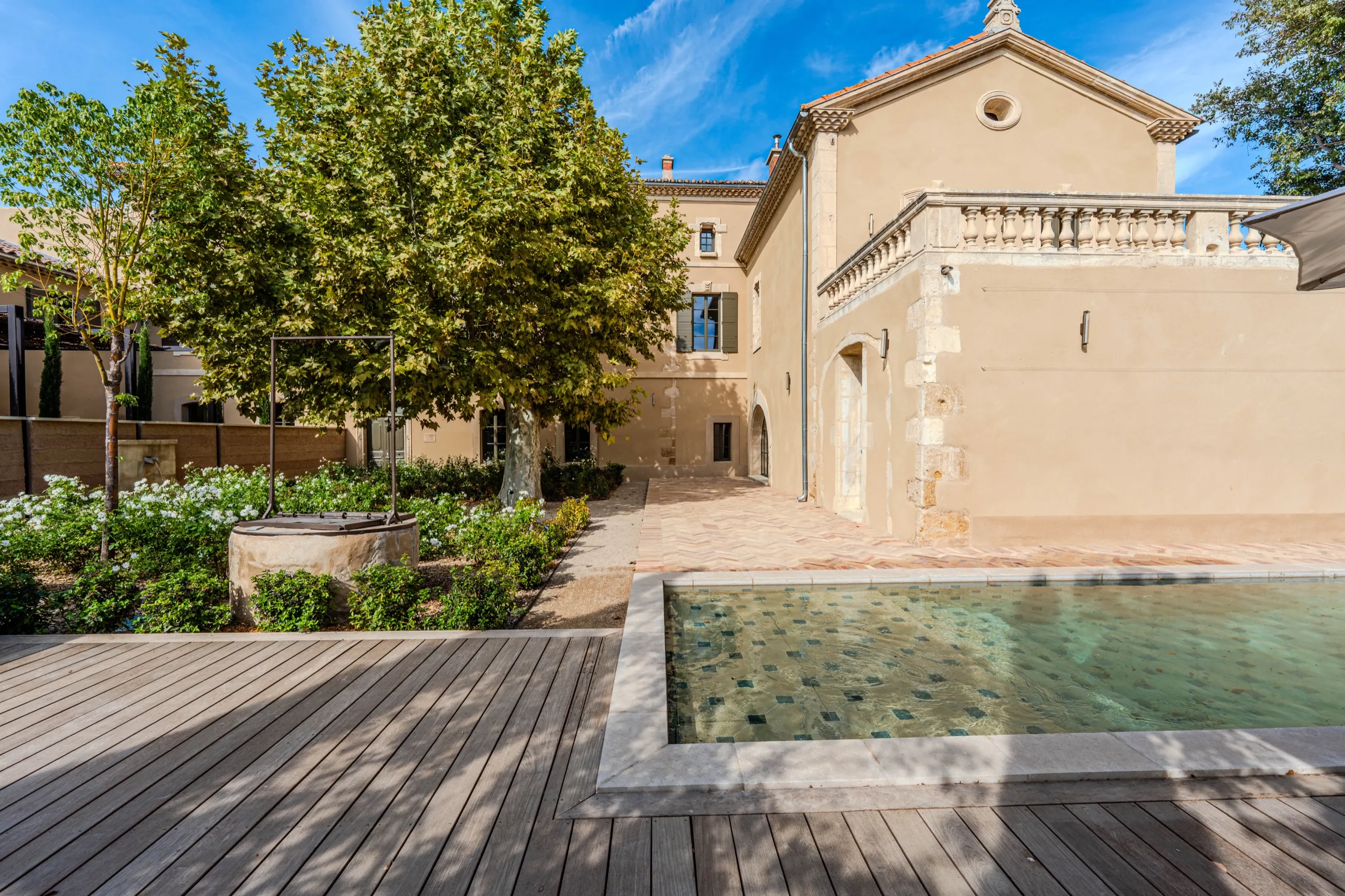 La façade du Mas du Berger, sa terrasse de bois et son bassin